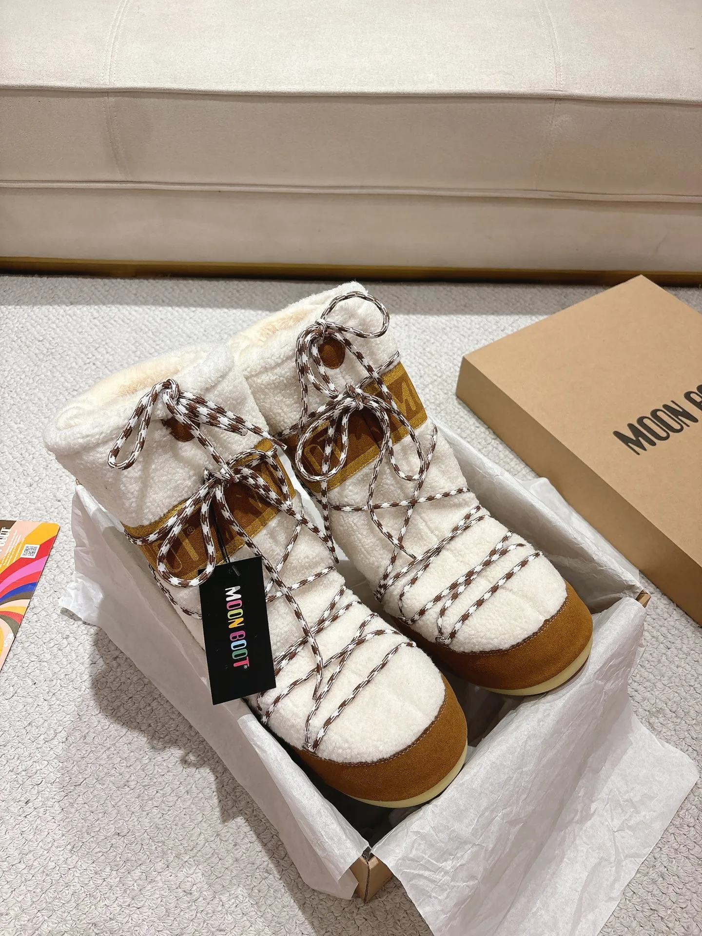 p680 [Exclusive top quality | New upgraded version] ✨A must-buy in winter 2025! Moon Boot moon snow boots - the ultimate warm weapon for fashionistas ❄️ Forget UGG! This winter🔥The "ugly Big Mac" that dominates the streets is here~ 👢The same Y2K retro style from Paris Hilton and Beckham is back! 4cm taller inside ✨ Invisible leg lift · Extremely slimming 👌 Fluffy and soft but not bloated, instantly show off your sense of style when put on your feet 🦋 The same style for both men and women | Can be worn by both men and women | Regardless of left or right foot!  ❄️Maximum thermal insulation power｜No pressure for fun in the snow 💫Trendy style code｜Easily achieve the Millennial hot girl style Say goodbye to ordinary snow boots ~ This winter you need to be warm and rusty! 🌟 #MoonBoot snow boots #winter hot style #瞞小similar style #millennium style wear ❶Fabric: original custom/cowhide/woven wool/high mercerized waterproof cloth ❷Inner: original 100% silk cotton liner ❸Feet: original 100% silk cotton liner ❹Outsole: original molded two-color non-slip outsole ❺Sole thickness: 4cm (including inner**) ❻Number of codes: 35-40 (41. Customized) ❼Packaging: Original full set of packaging ☀Color: Official website updated simultaneously
